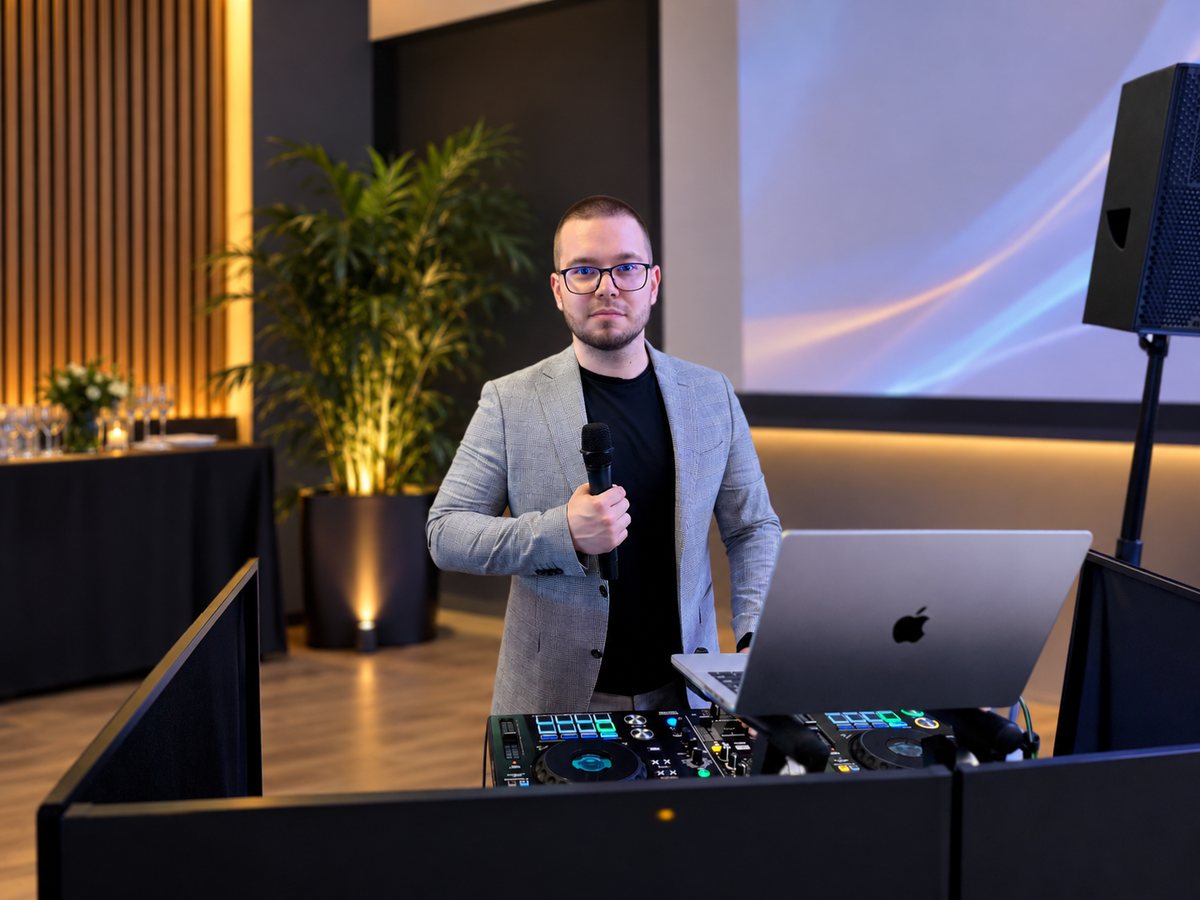 DJ DINKO с микрофон зад DJ пулта