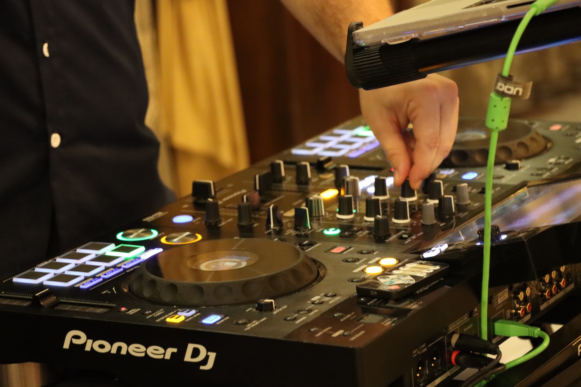 DJ DINKO миксира на Pioneer DJ пулт по време на бал