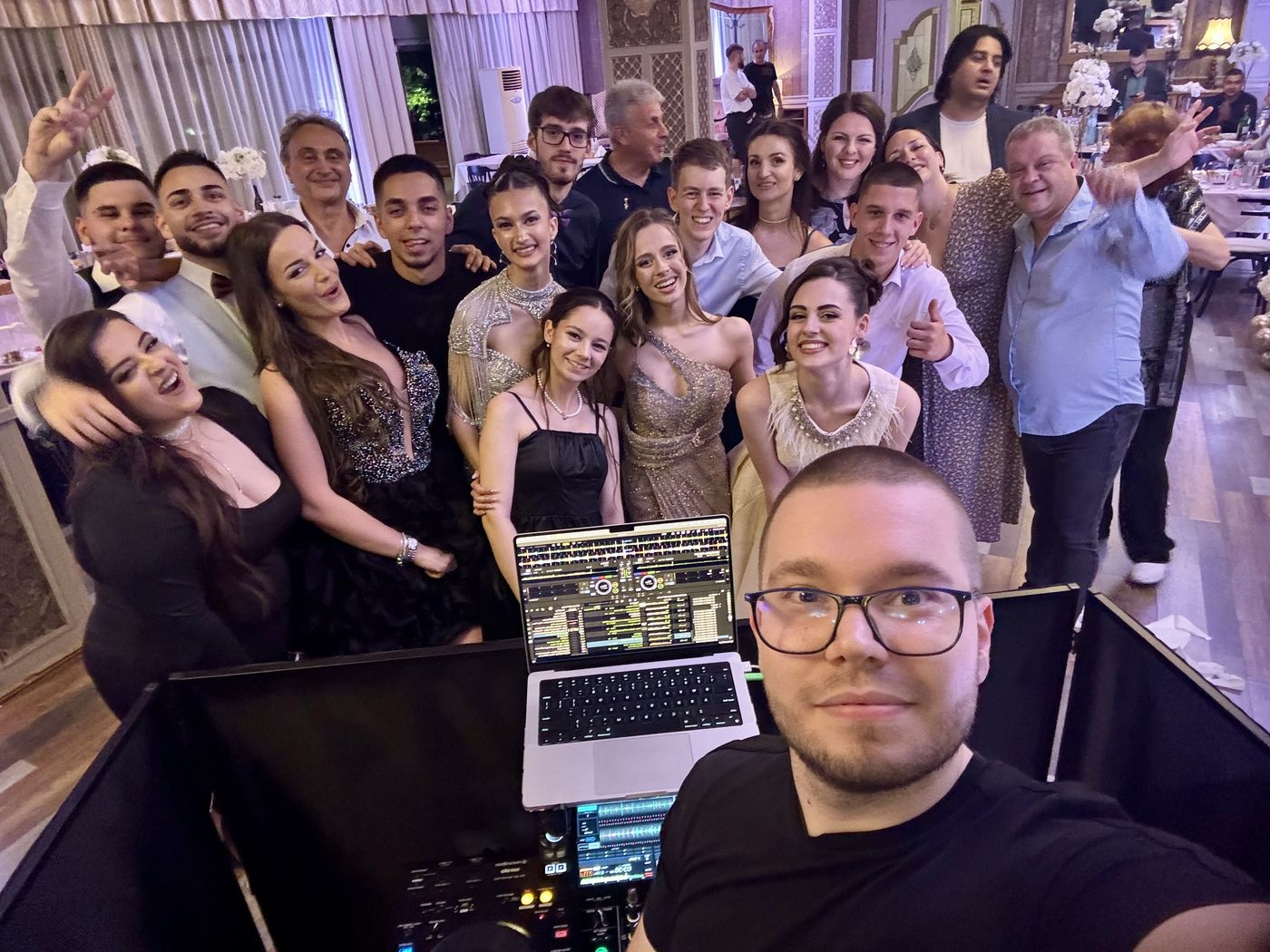 DJ DINKO със селфи с абитуриенти на бал
